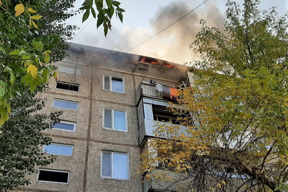В Выксе загорелась крыша многоэтажного дома