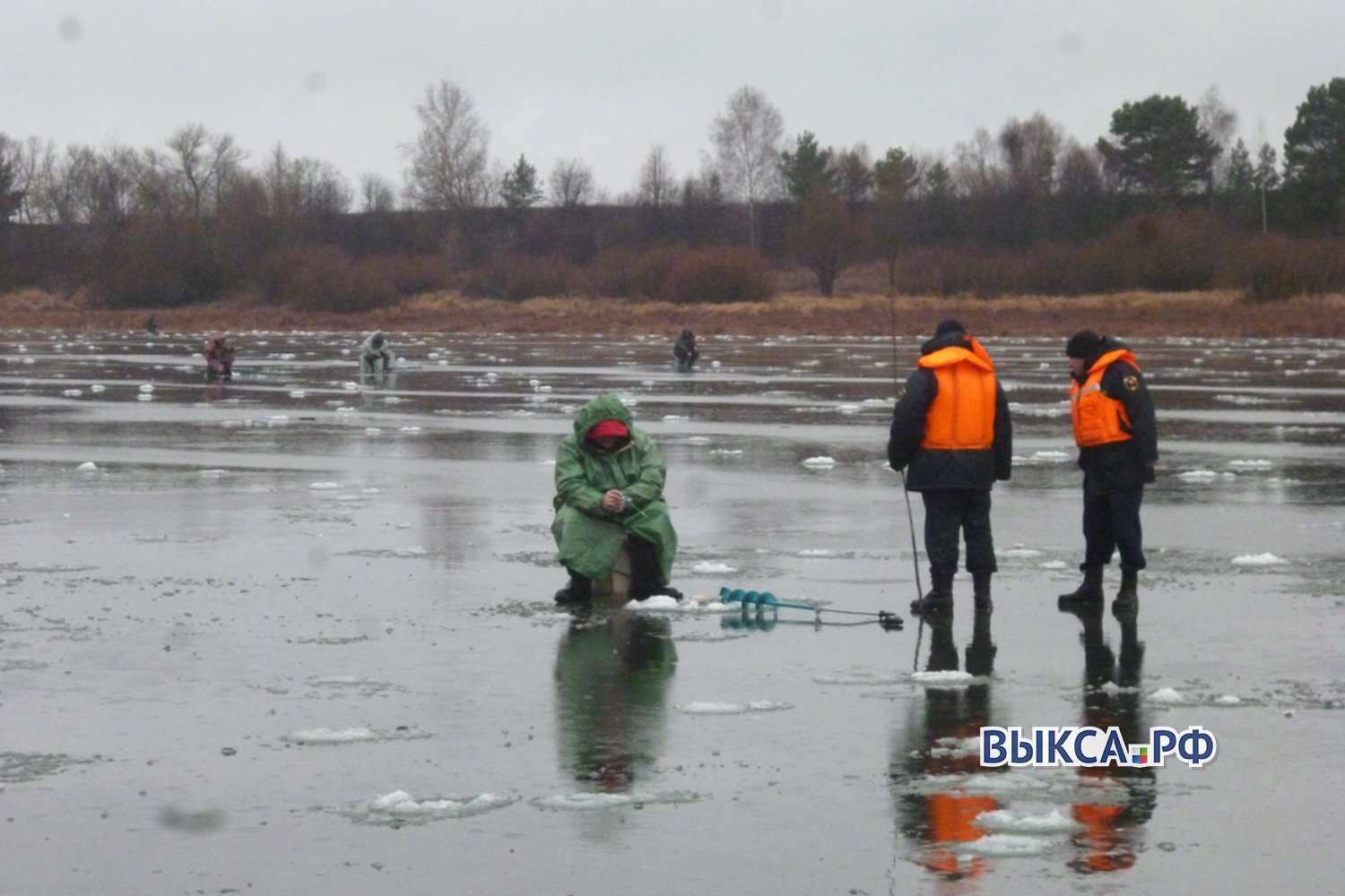 Спасатели предостерегли рыбаков от выхода на тонкий лёд