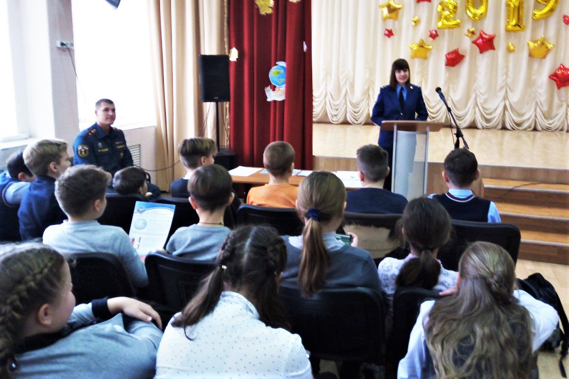 В школу №3 пригласили сотрудников МЧС и прокуратуры