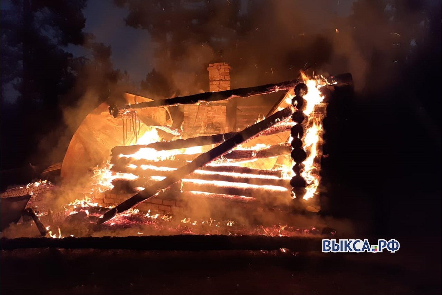 Пожарные почти два часа тушили баню в Пристанском