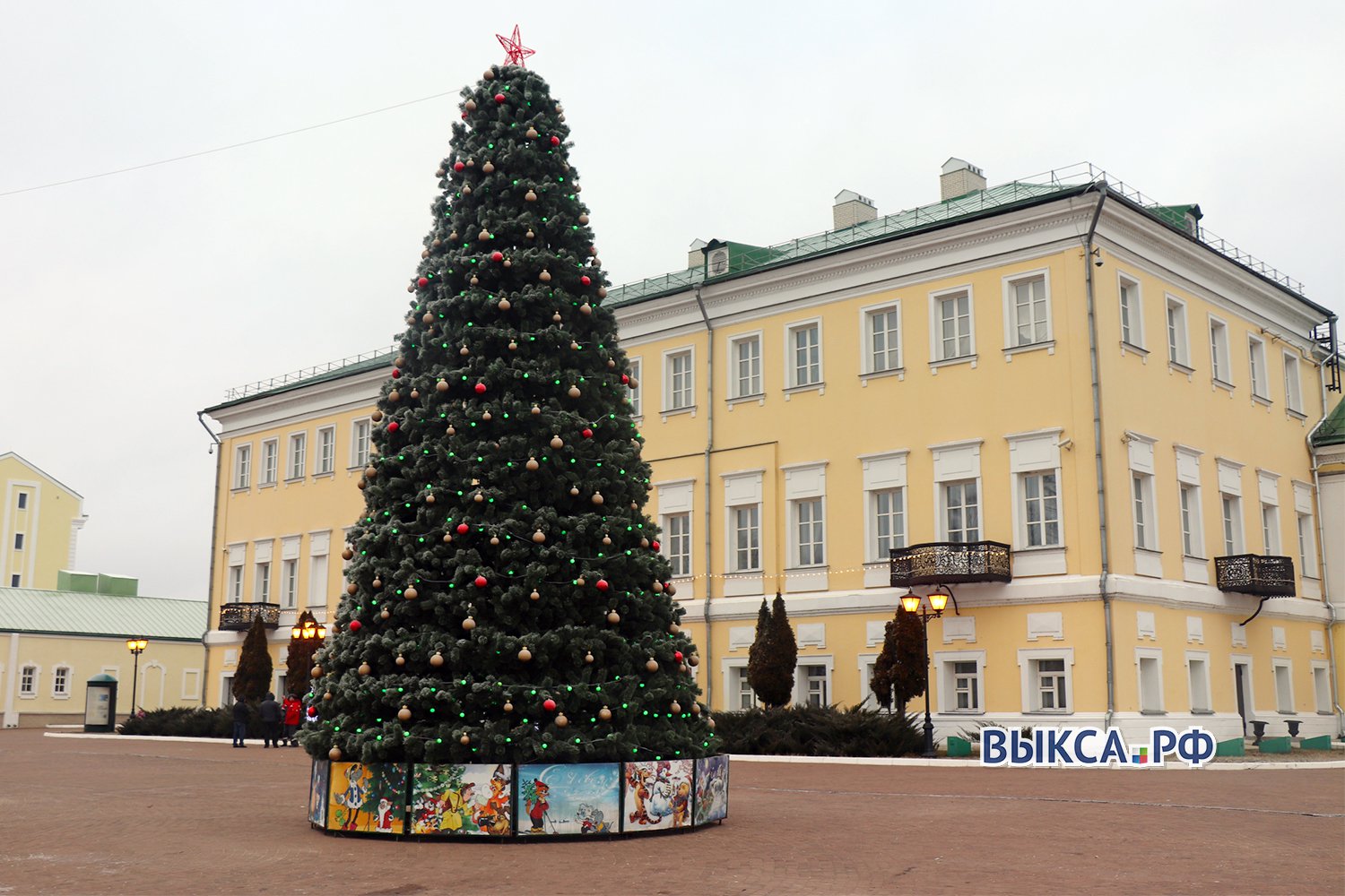 На площади Металлургов установили новогоднюю ёлку
