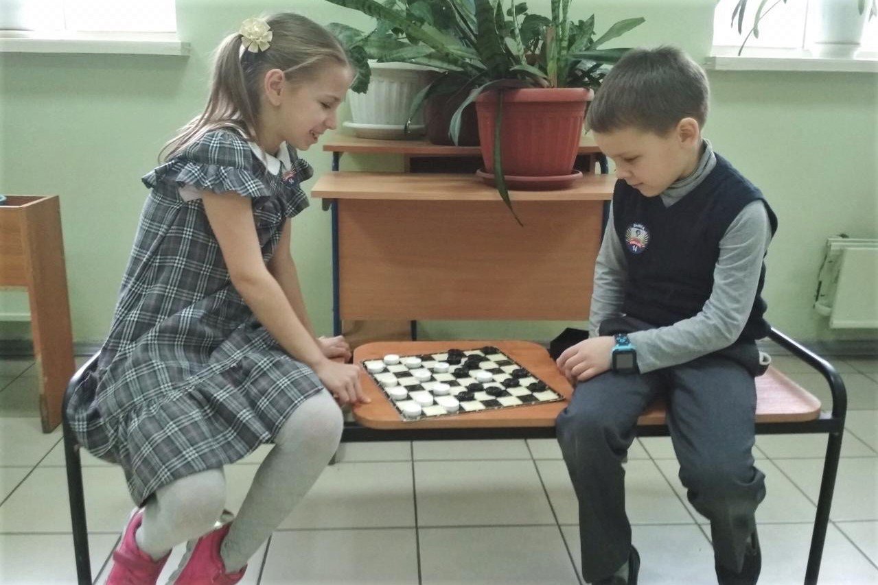 В гимназии прошли соревнования по шашкам, шахматам и двоеборью