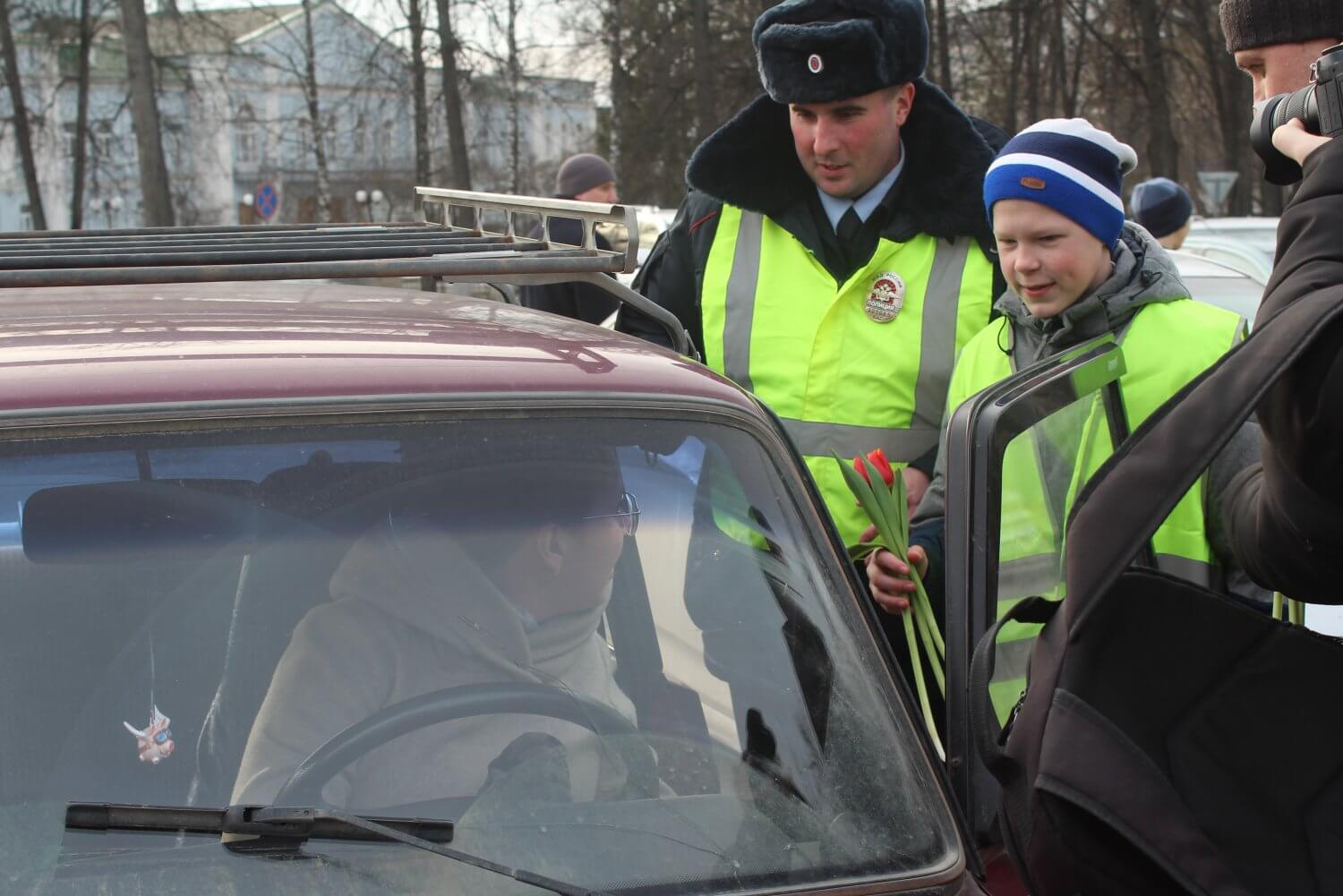 Инспекторы ГИБДД подарили женщинам-водителям сотни тюльпанов