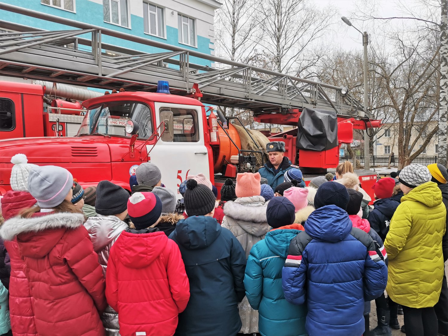 Спасатели МЧС устроили выставку пожарной техники