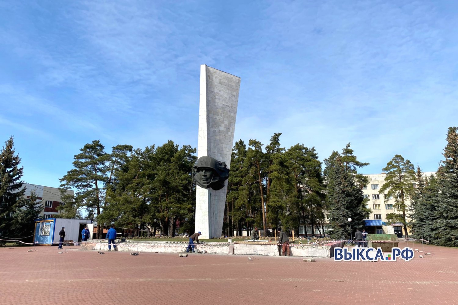 На площади Октябрьской революции реконструируют военный мемориал