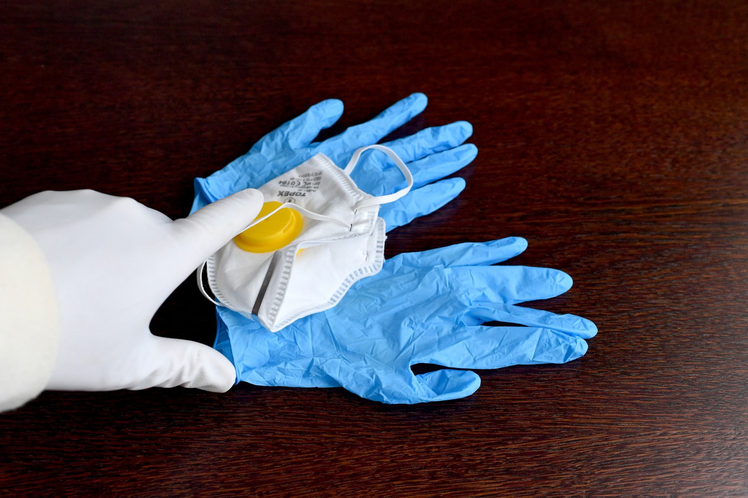 Главный инфекционист РФ назвал ношение перчаток неэффективной мерой