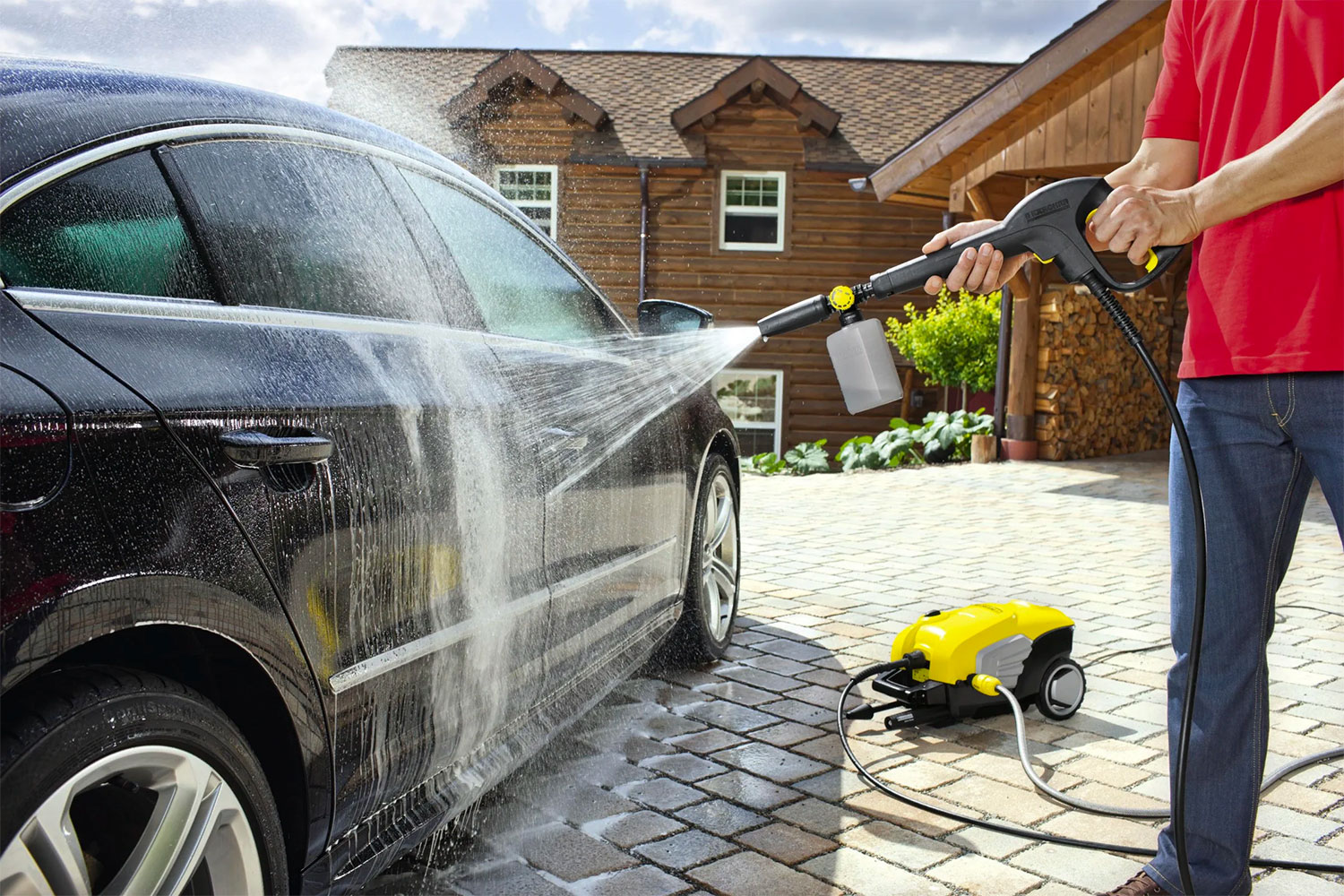 Можно ли мыть машину возле своего частного дома?