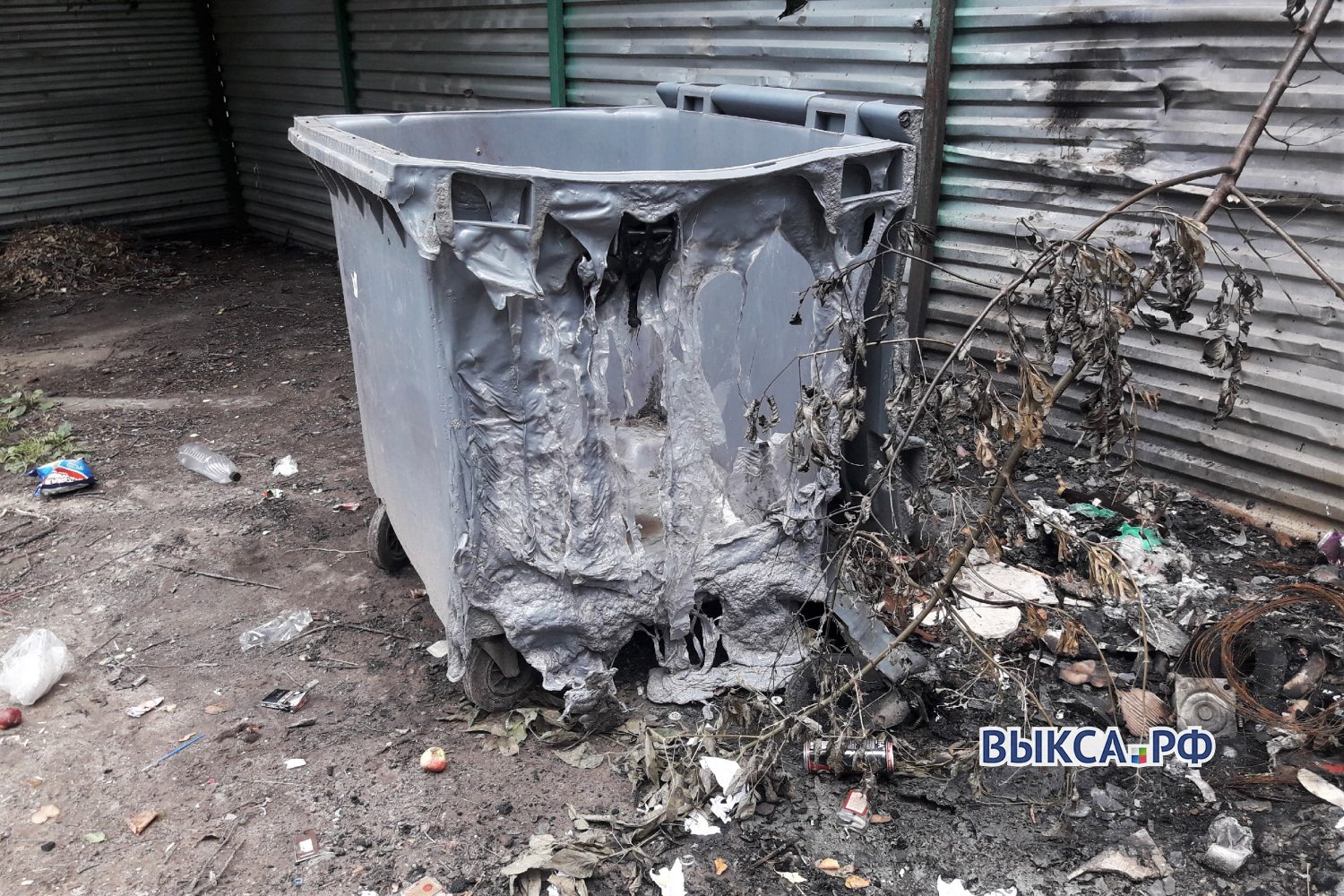 В микрорайоне Гоголя сгорел мусорный контейнер