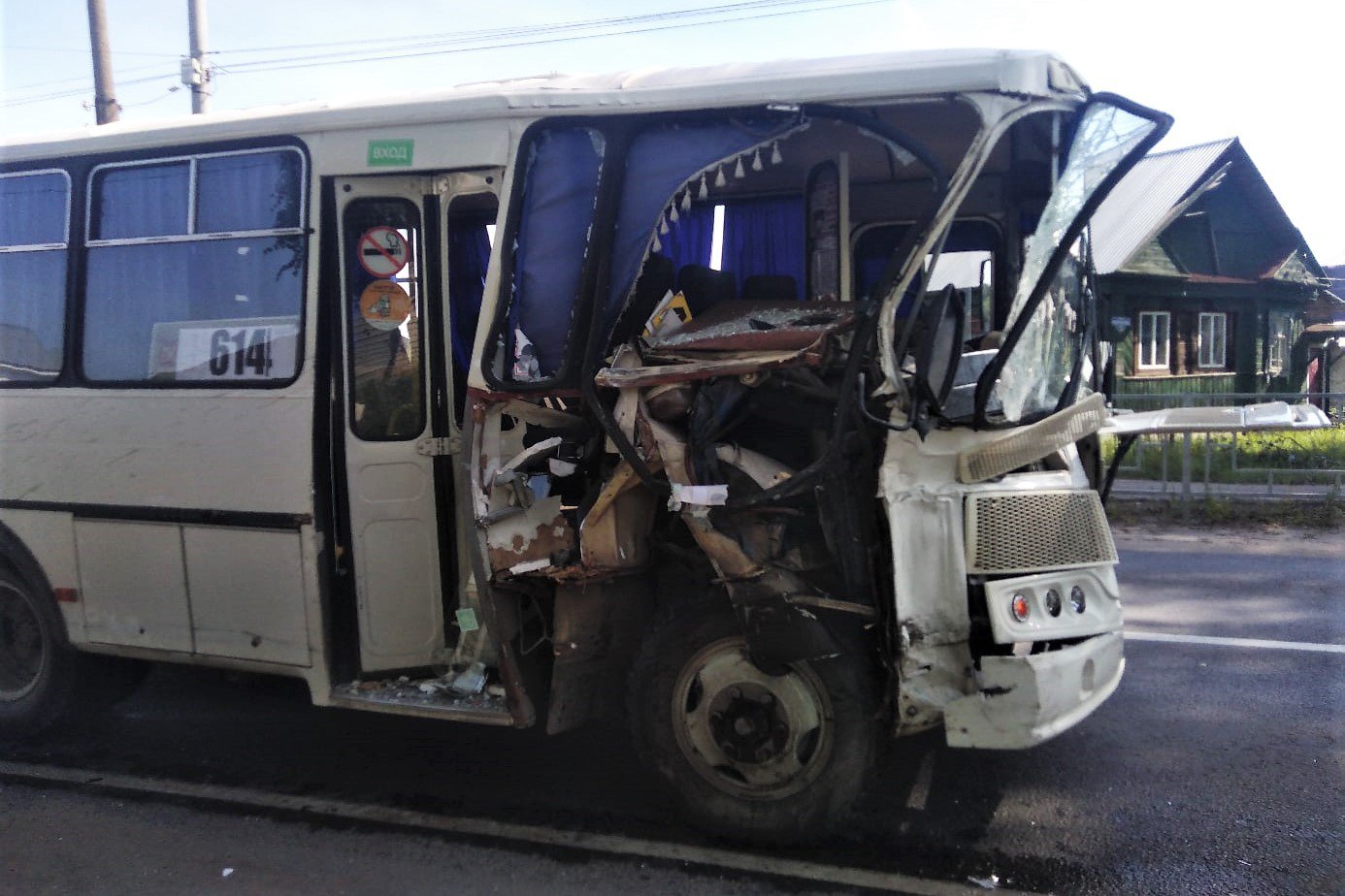 Пассажирка пострадала при столкновении двух автобусов на ПМК