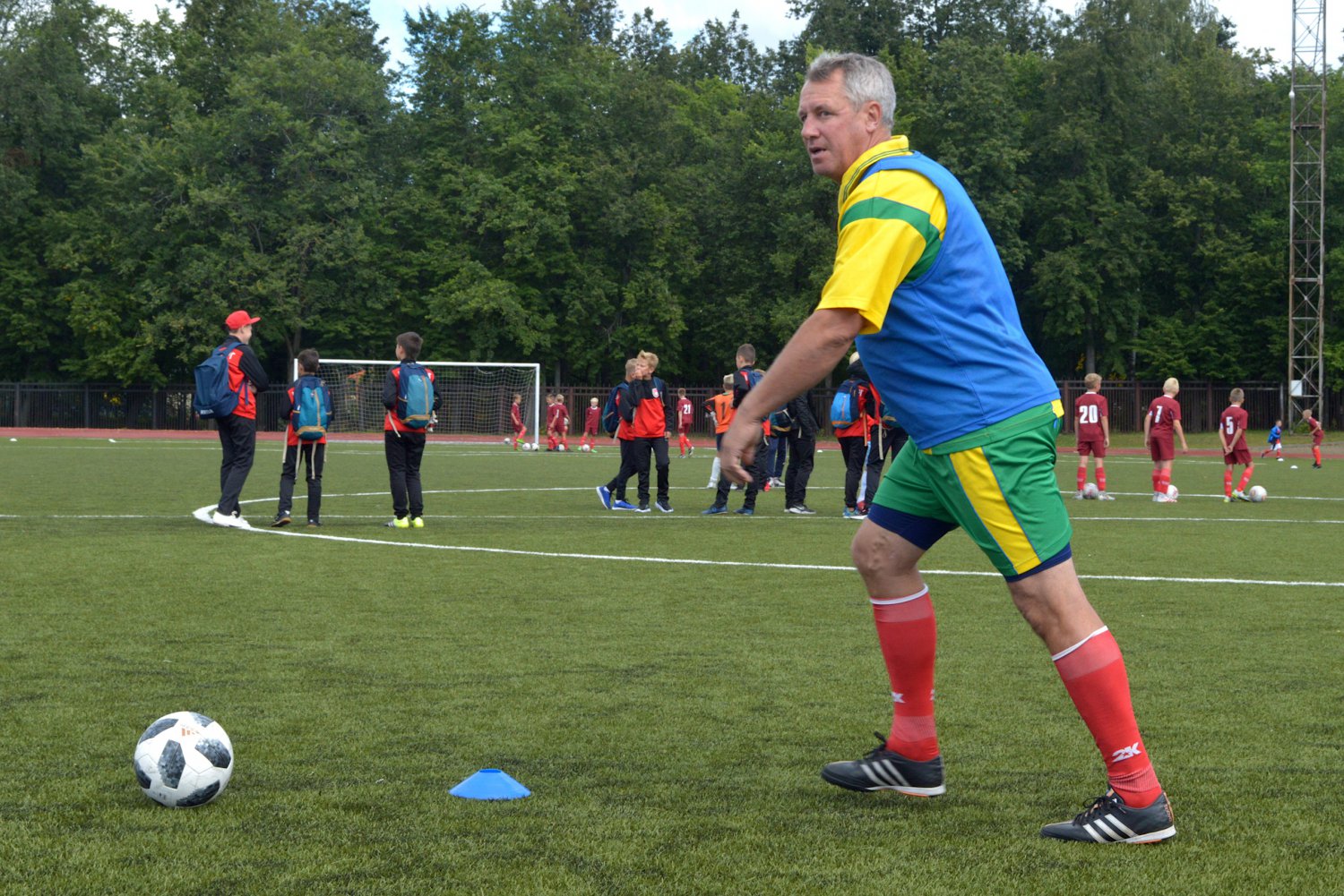 Дедушка играет футбол. Ветераны играют в футбол. Ветеранский футбол в Твери. Ветеранский футбольный турнир в Воронеже.