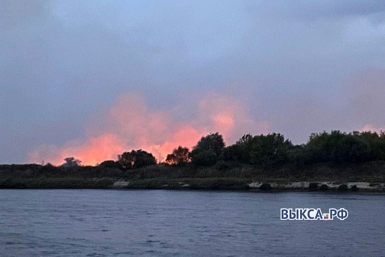 Дождь потушил пожар на острове в районе Досчатого