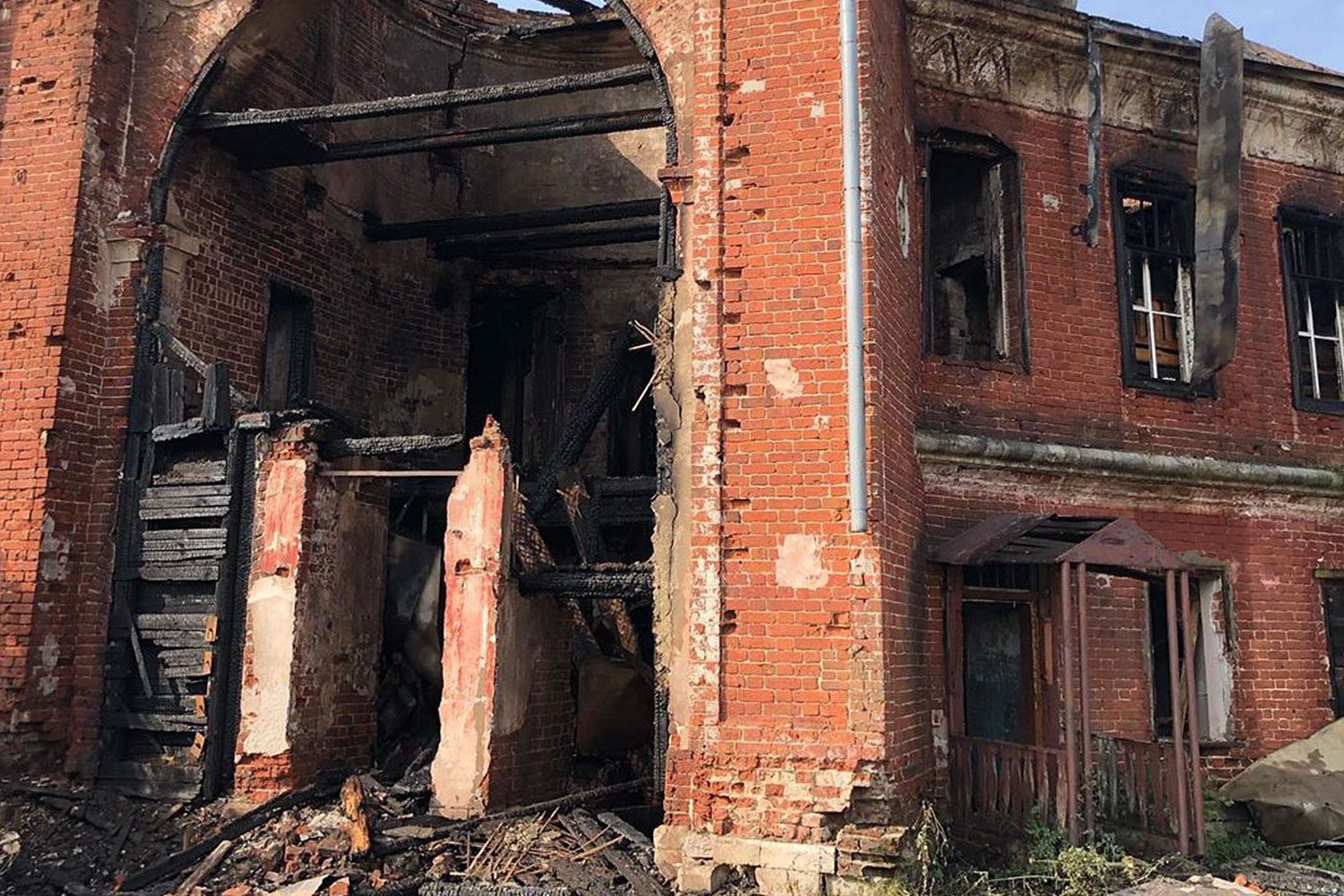 Управление ОКН обратилось в прокуратуру после пожара в охотничьем домике Баташёвых