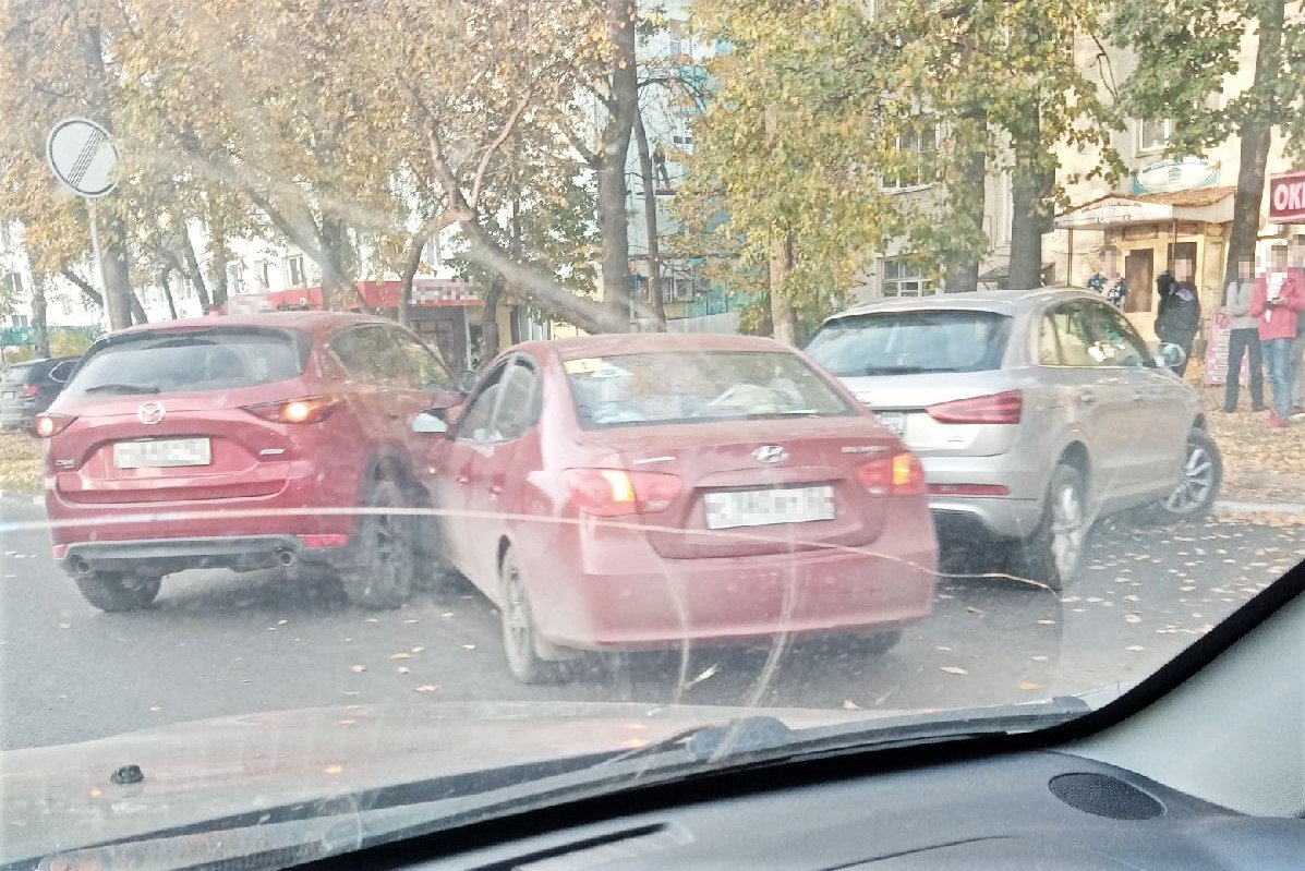 На улице Красные Зори произошло тройное ДТП