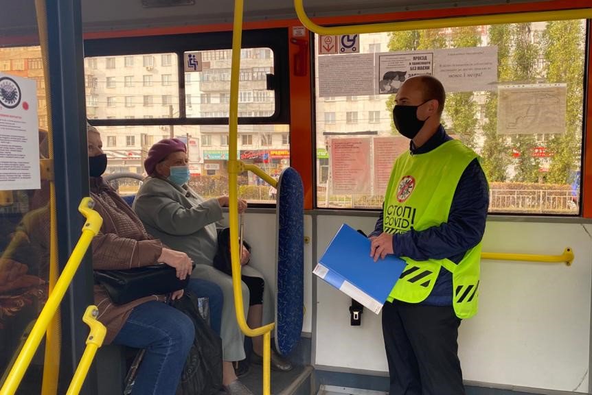 Водитель вправе остановить автобус, пока пассажир не наденет маску