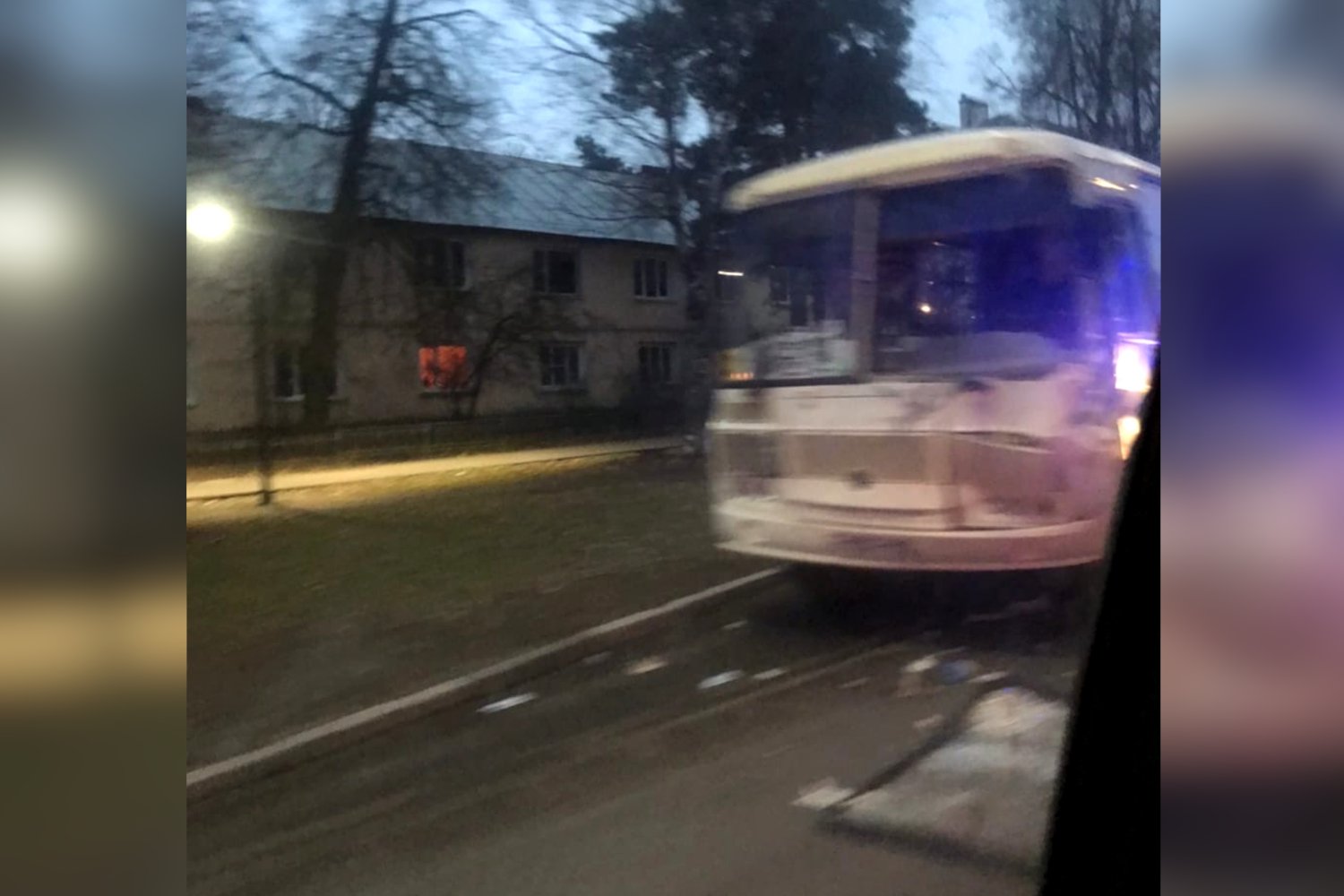 Грузовик зацепил рейсовый автобус на Красных Зорях