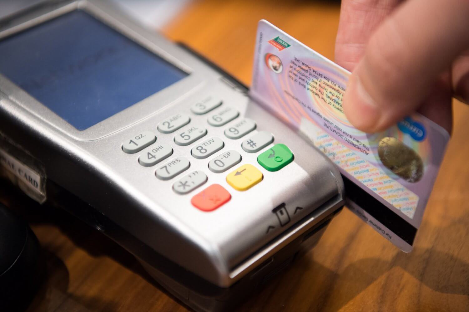 Женщине грозит шесть лет за покупки по чужой банковской карте
