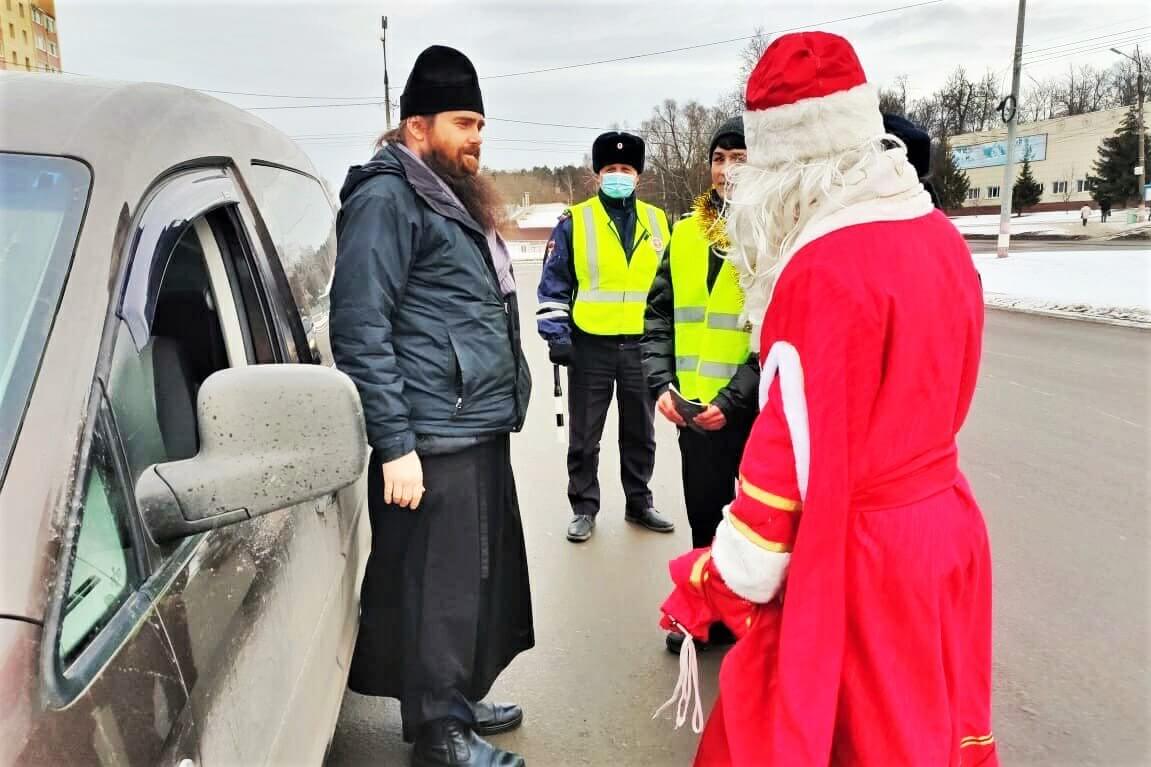 Полицейский Дед Мороз дарил подарки