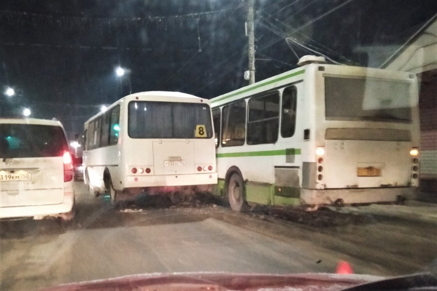 Автобусы дважды попали в ДТП на остановке у школы №11