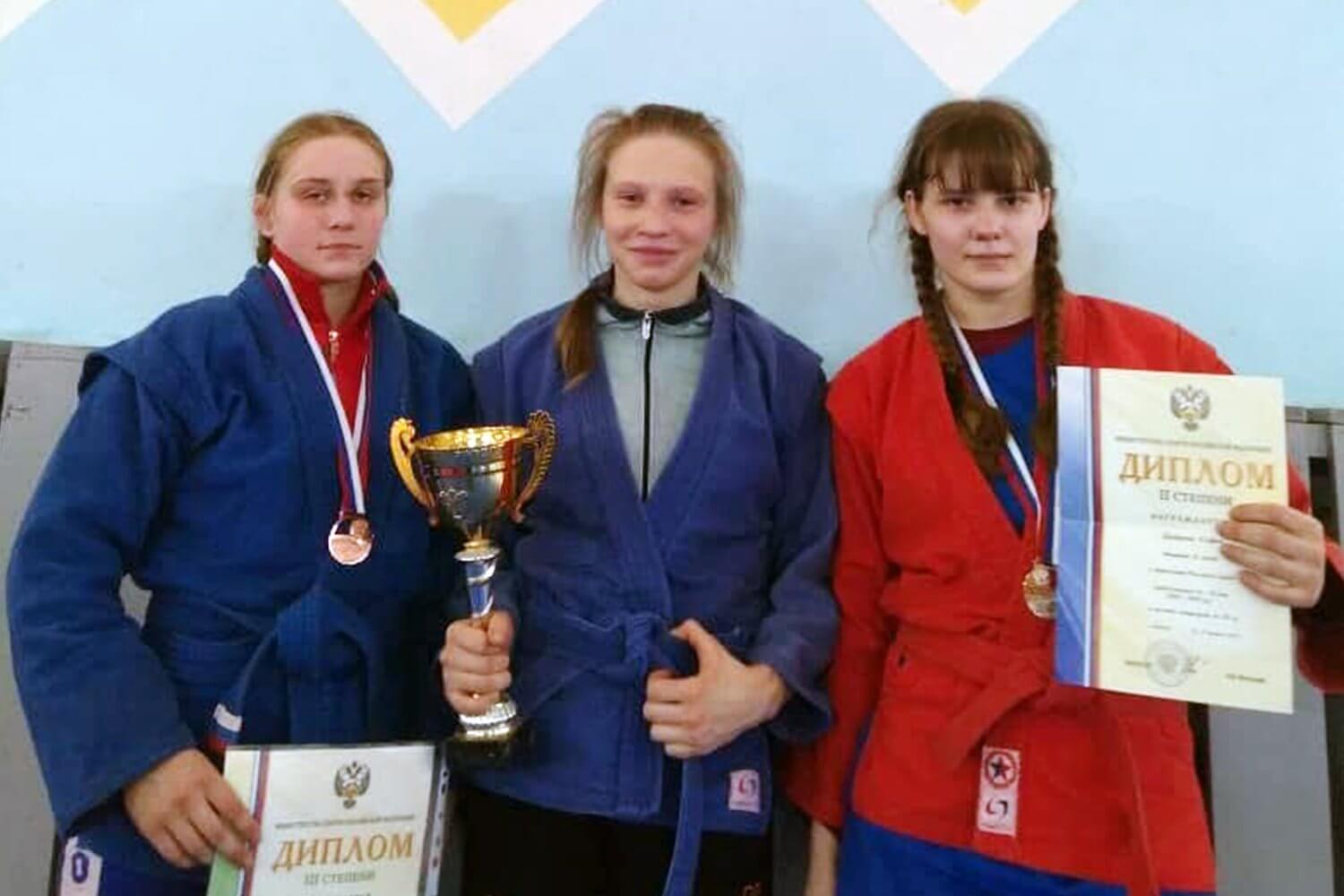 Два серебра и бронзу завоевали девушки на первенстве России по самбо