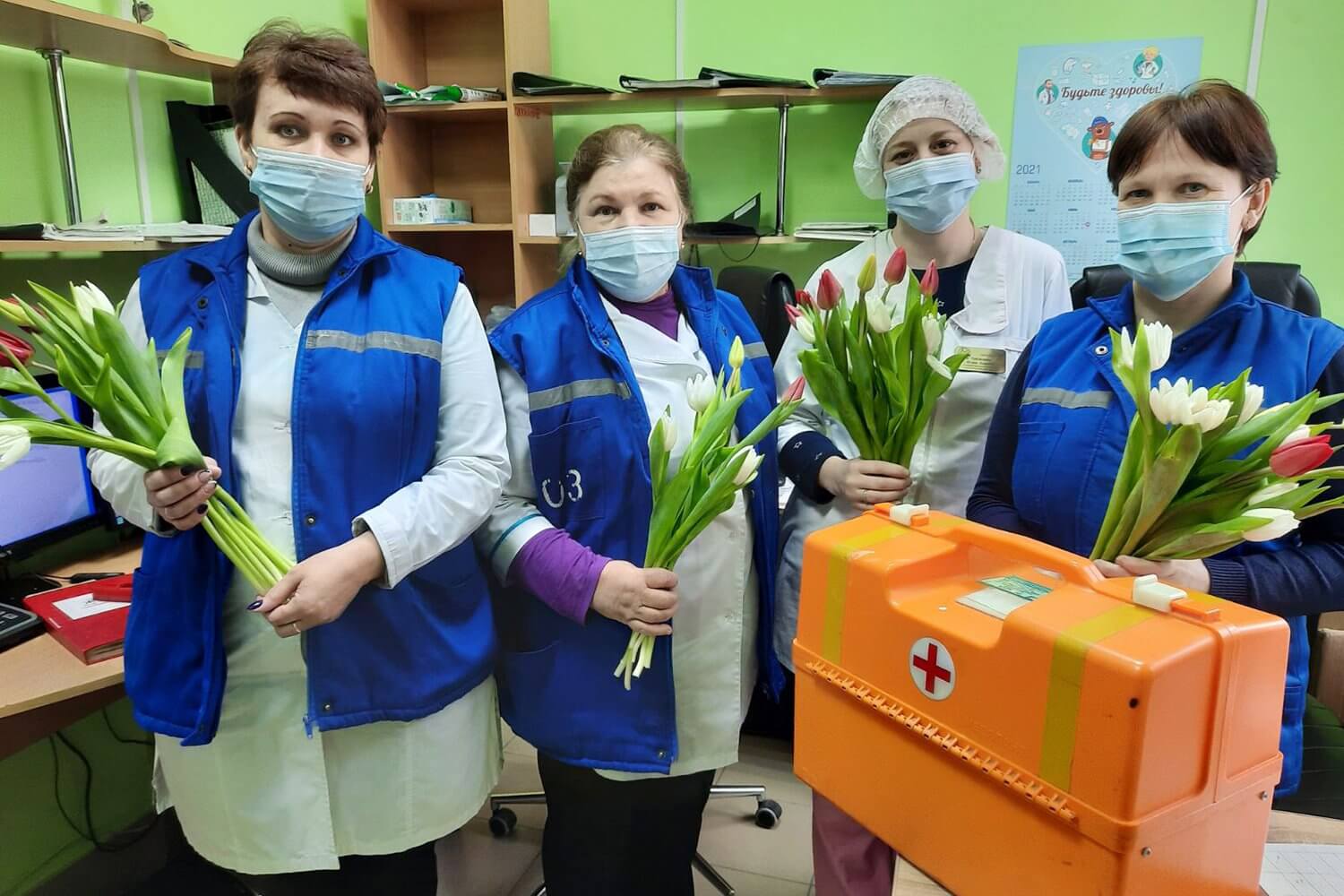 Сотрудники скорой помощи подарили цветы коллегам-женщинам