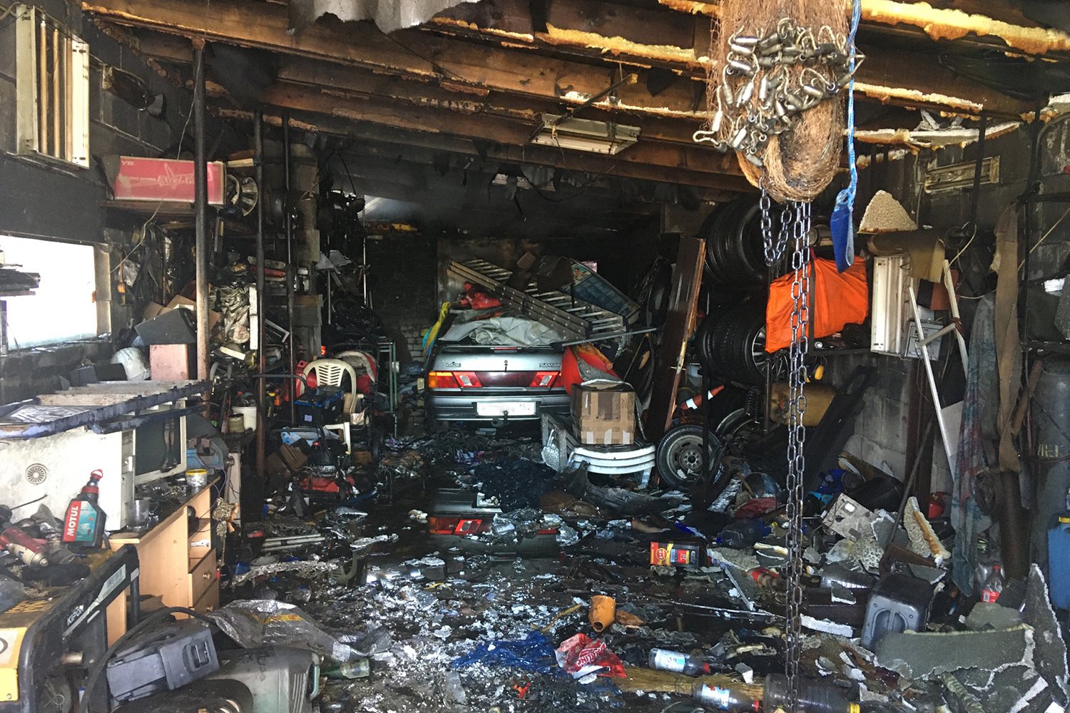 Пожарные спасли автомобиль из горящего гаража