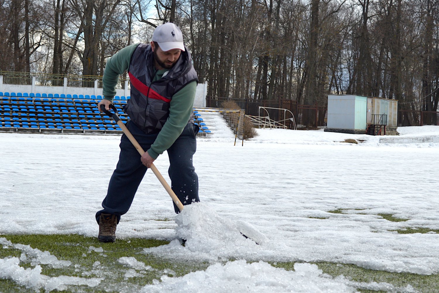 Чистим нн. Футбольное поле зимой. Уборка снега на футбольном поле. Очистили от снега. Чистка футбольного поля от снега.