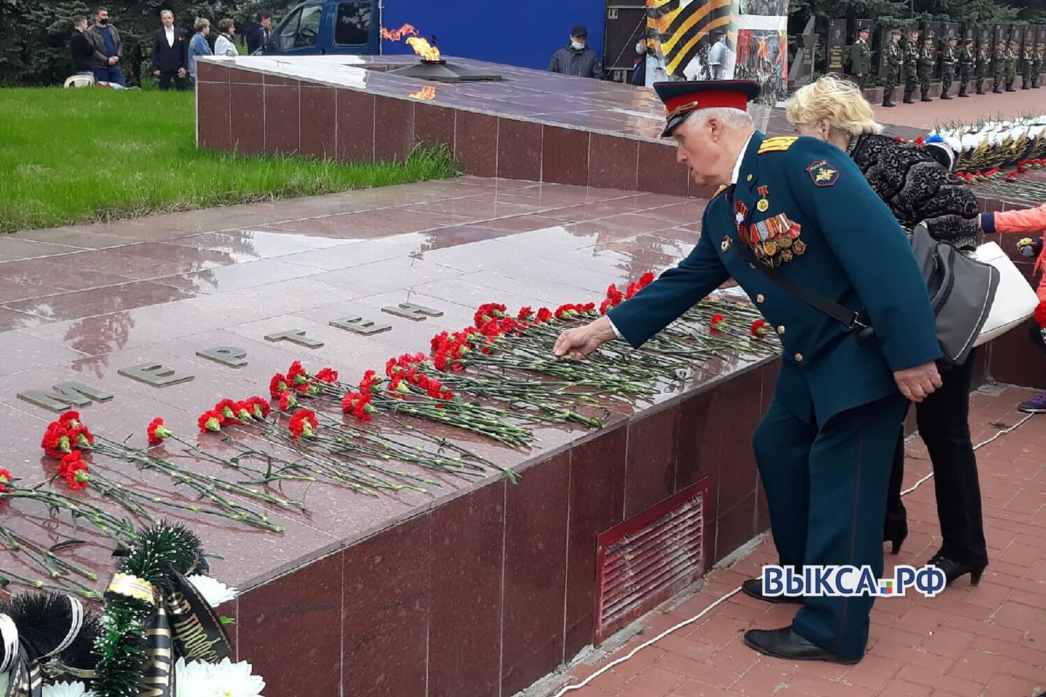 Выксунцы возложили цветы к Вечному огню в память о фронтовиках