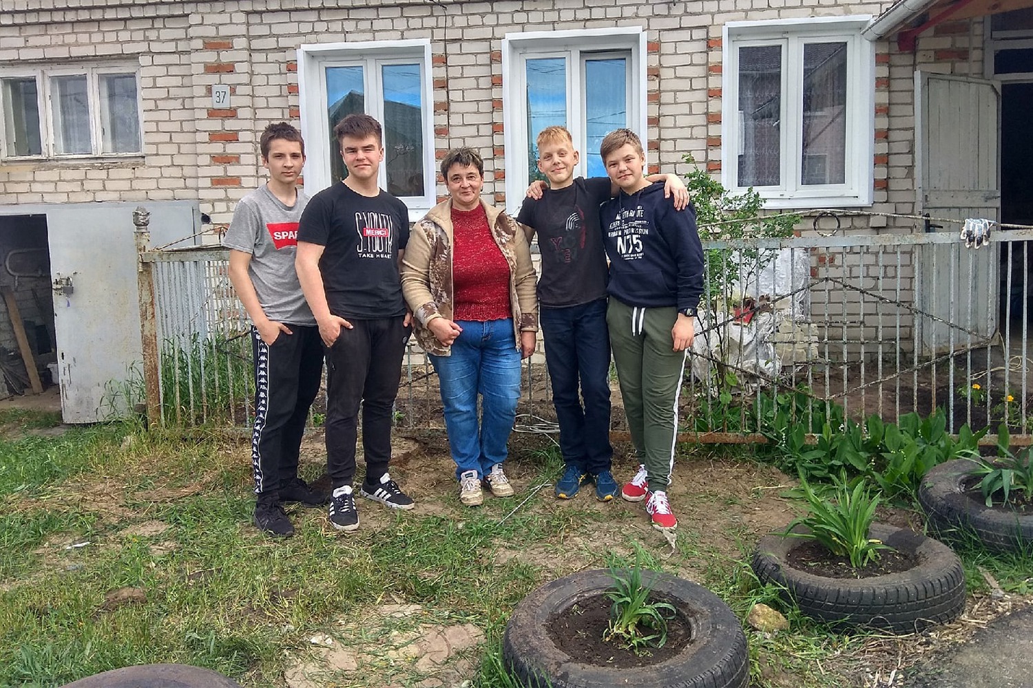 Волонтёры благоустроили палисадник у дома семьи Ходжиогло
