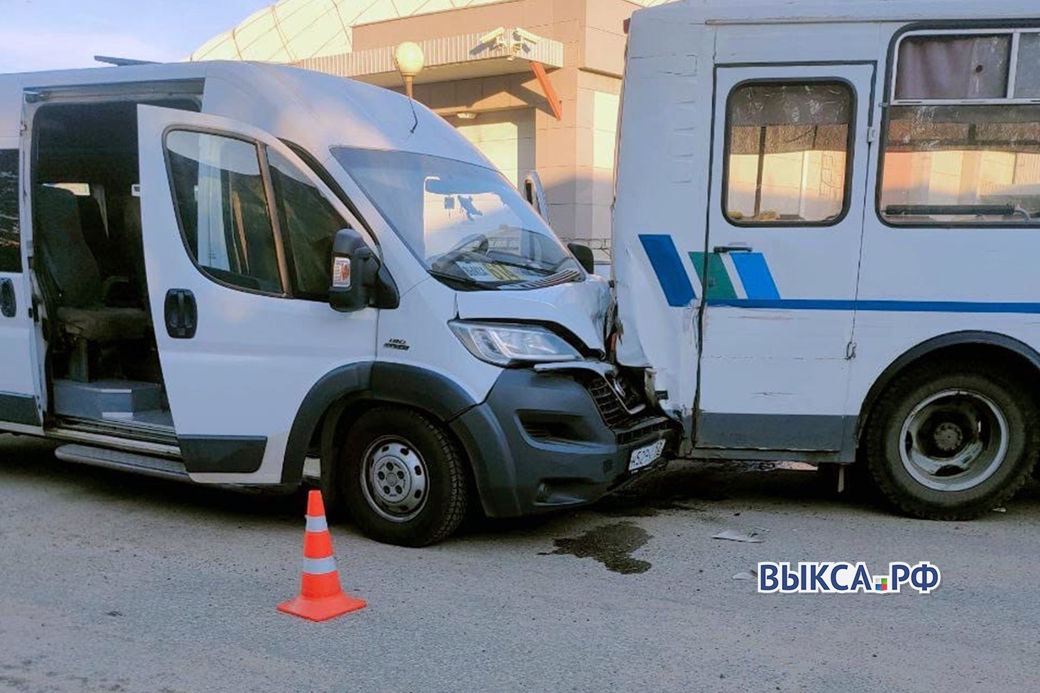 Водитель пассажирского микроавтобуса потерял сознание и врезался в ПАЗ