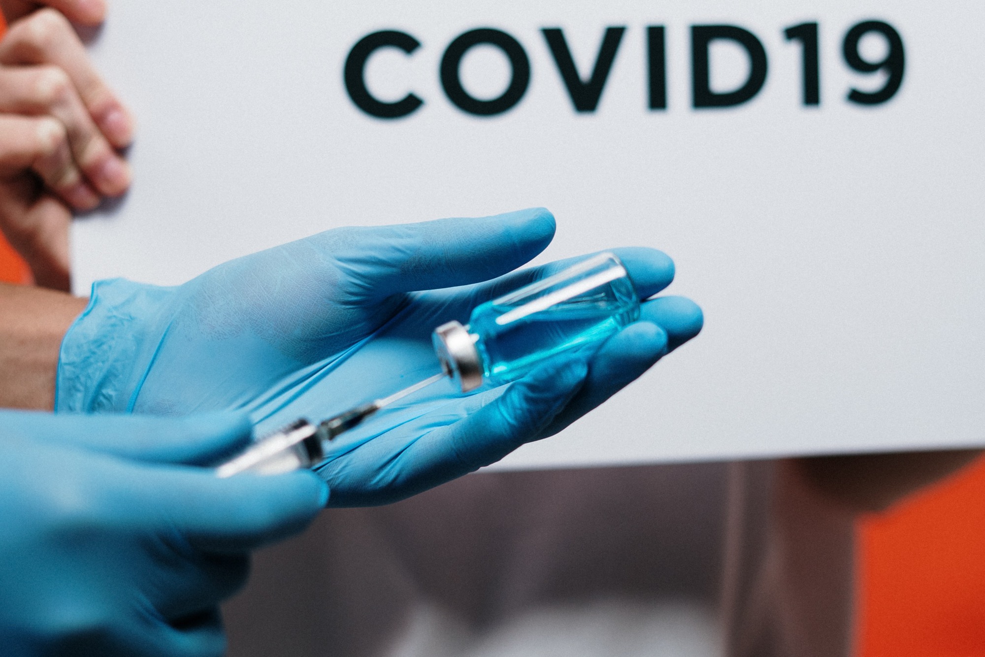 Вакцинация подростков от коронавируса начнётся в декабре