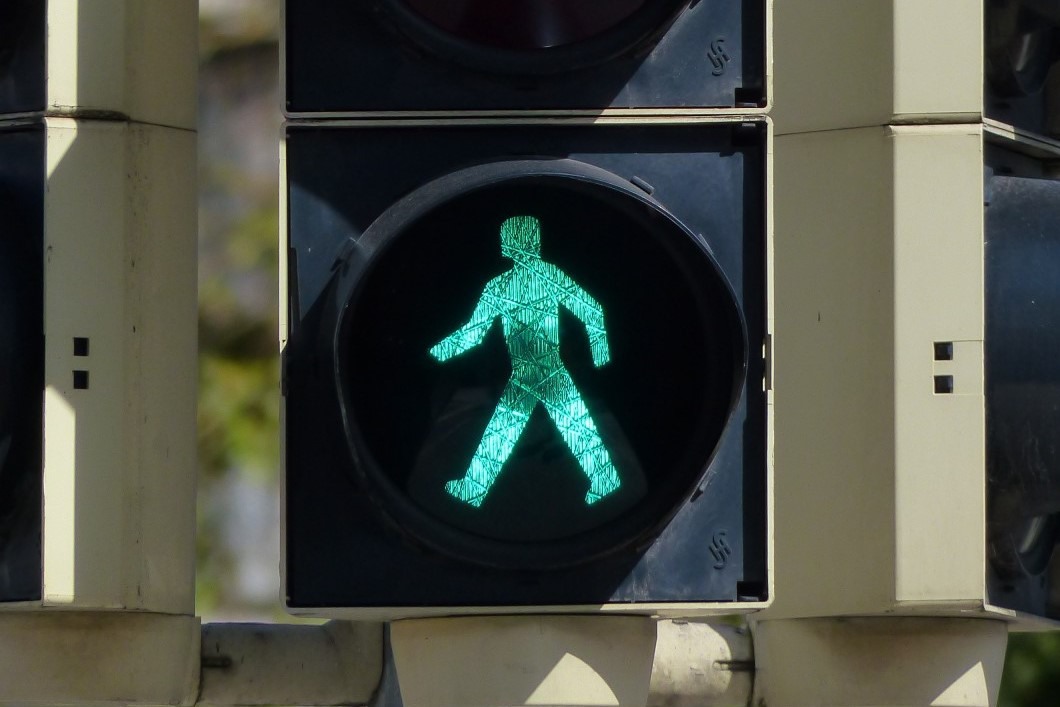 Пешеходные переходы оснастят энергосберегающими светофорами