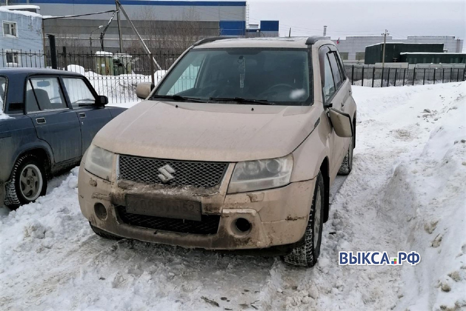 Автохам перекрыл тротуар — пешеходы вынуждены идти по проезжей части