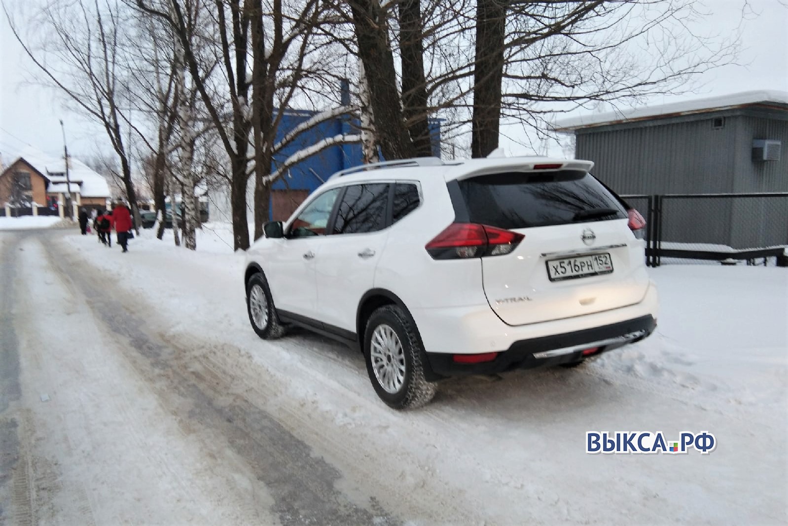 Автохамы припарковались на тротуаре — школьники шли домой по проезжей части