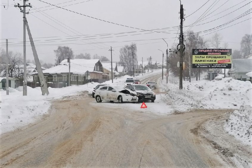 У поворота на Борковку столкнулись два автомобиля