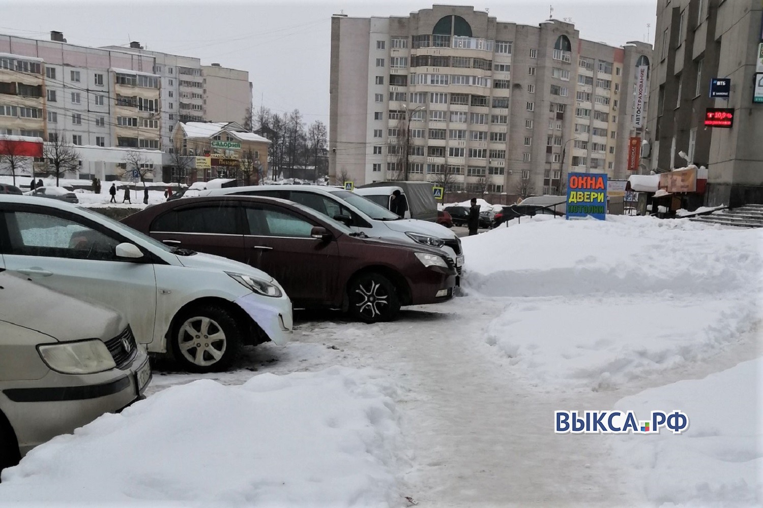 Невнимательные автомобилисты загородили тротуар у бизнес-центра