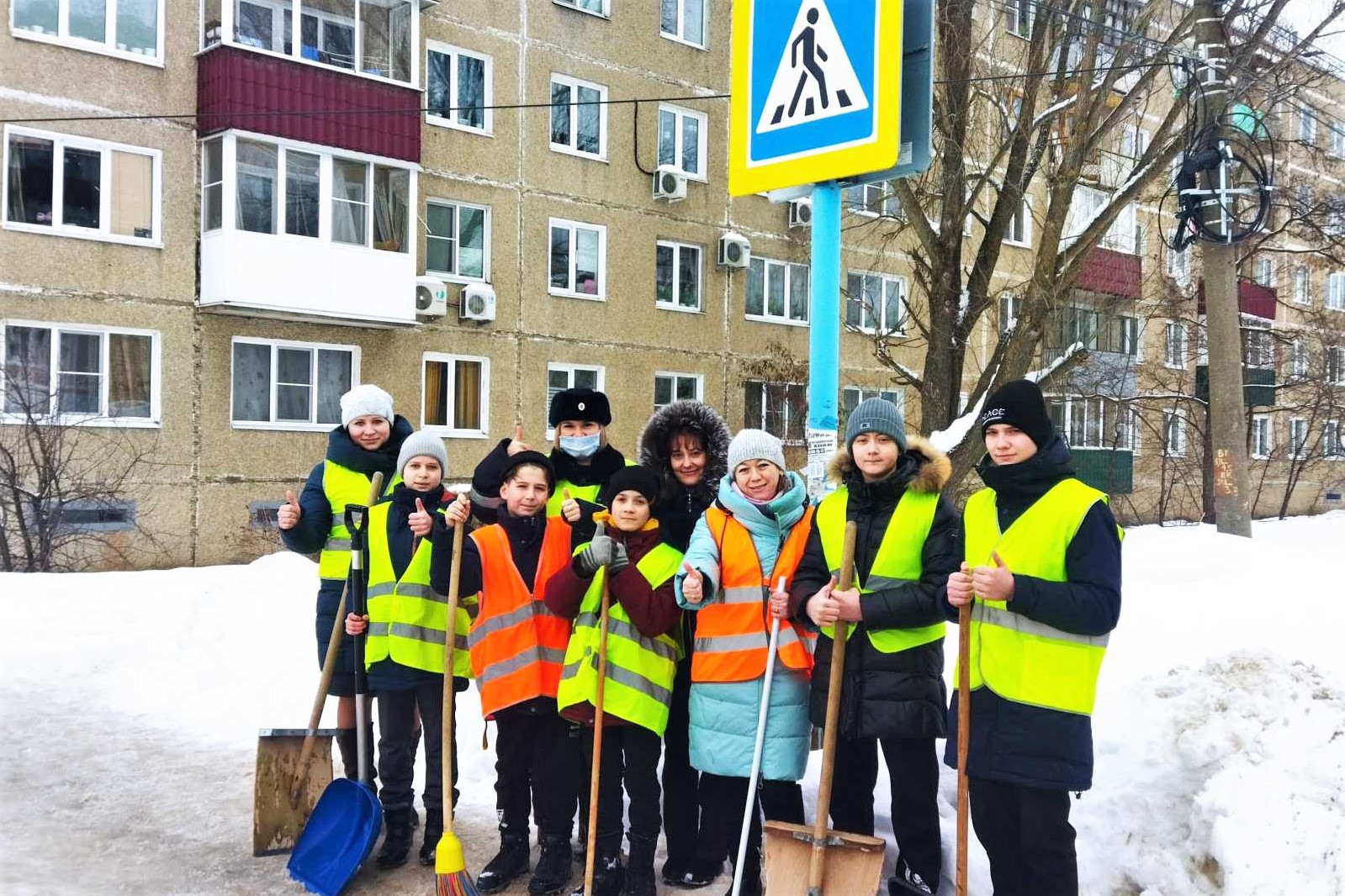 Школьники привели в порядок пешеходный переход