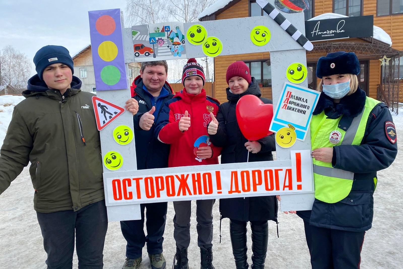 Автоинспекторы и их юные помощники признались в любви к ПДД