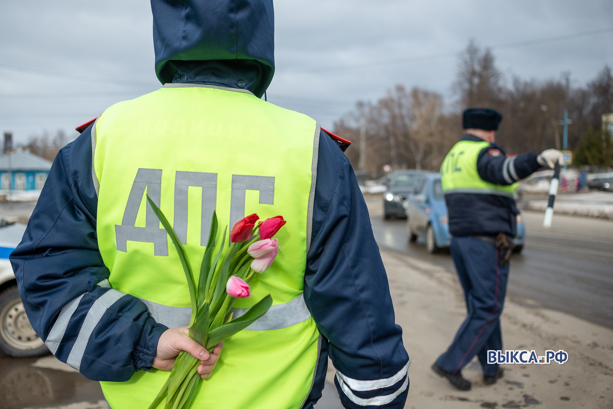 «Цветочный патруль» поздравил выксунских женщин с 8 Марта 📸