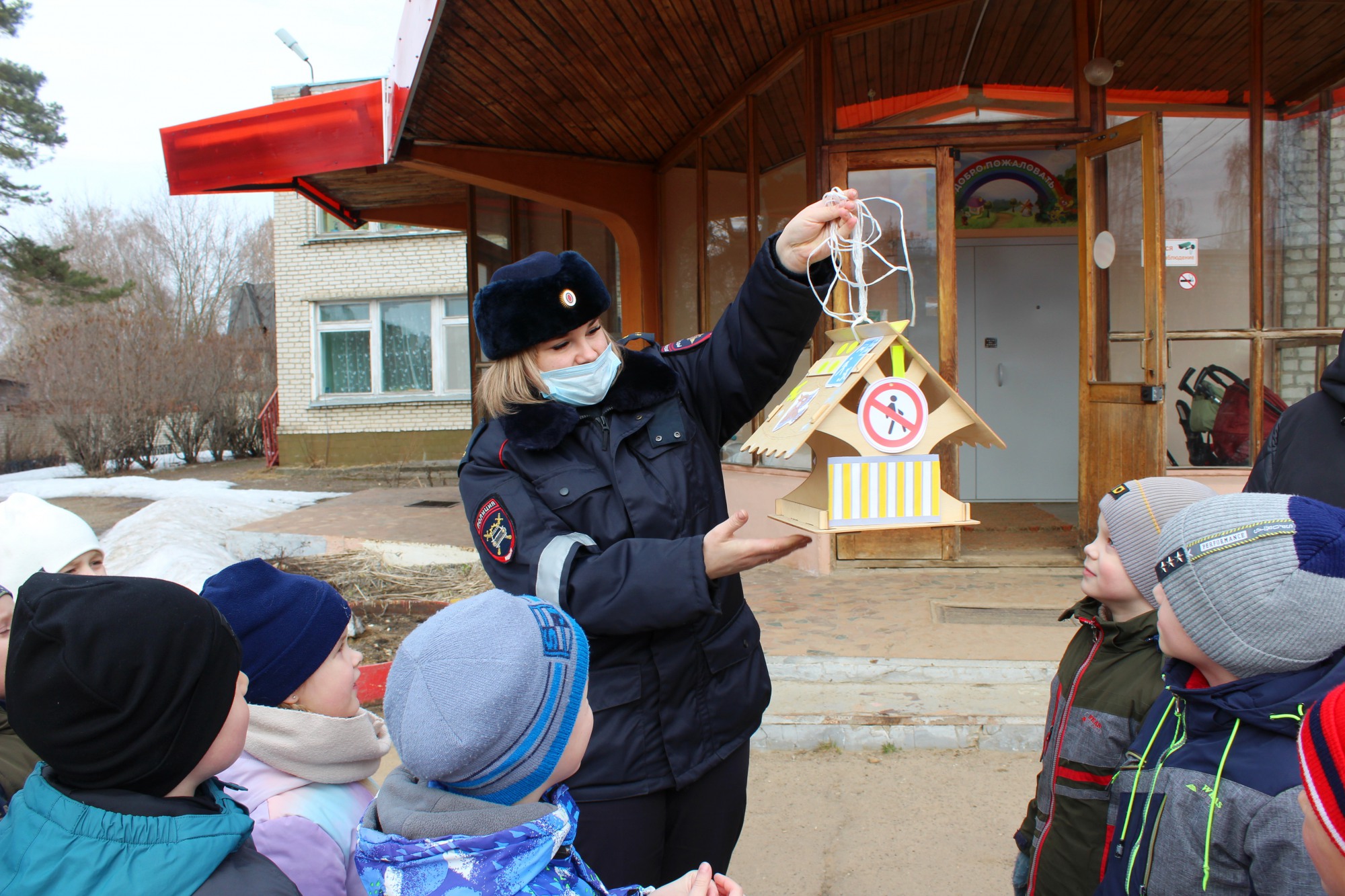 Инспекторы повесили ПДД-скворечники