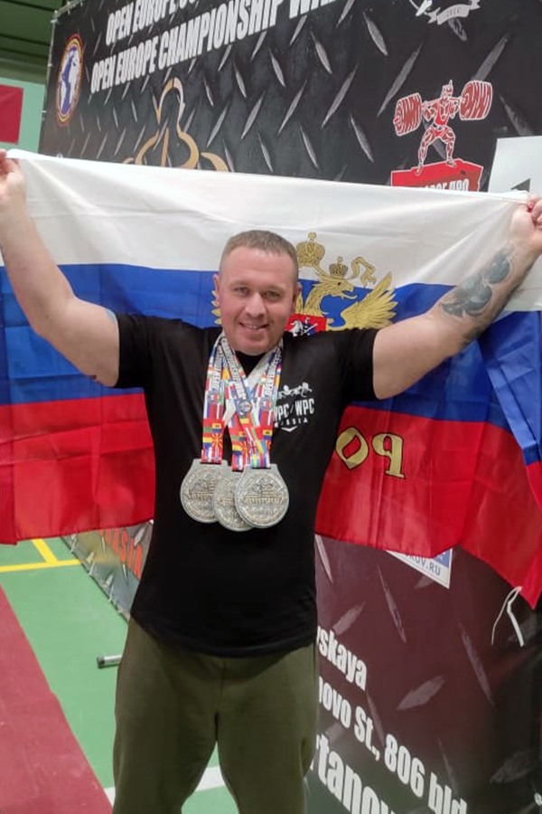 Павел Игнатов взял три золота на Кубке Европы по пауэрлифтингу ?
