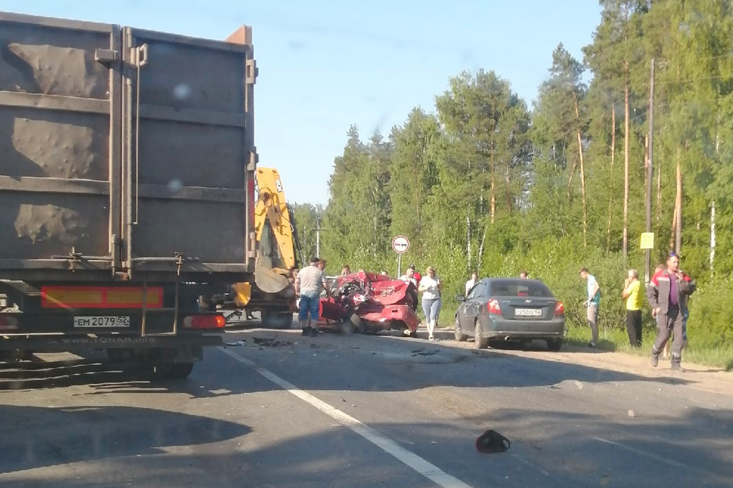 Ломовоз загнал иномарку под экскаватор