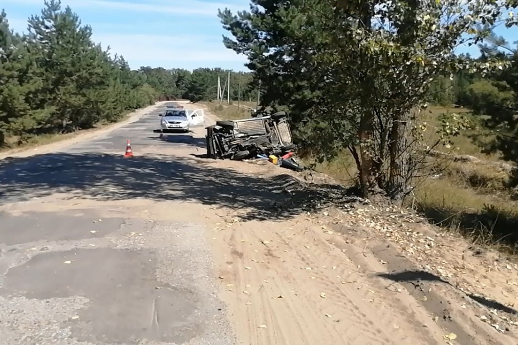 Пьяный водитель врезался в дерево и перевернулся