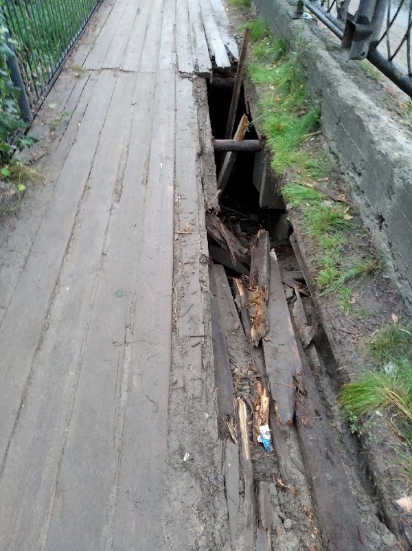 В переулке Крупской провалился пешеходный мост