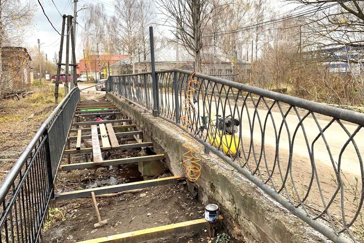 Начался ремонт пешеходного моста в переулке Крупской