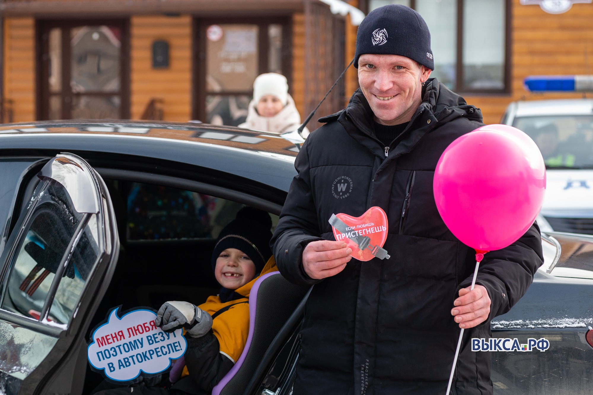 Детсадовцы встречали водителей валентинками и воздушными шарами 📸