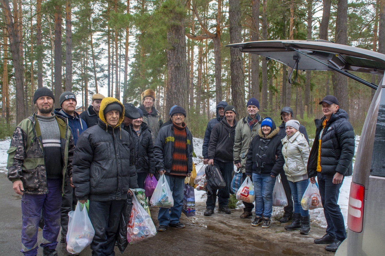 Епархия раздала бездомным 450 горячих обедов