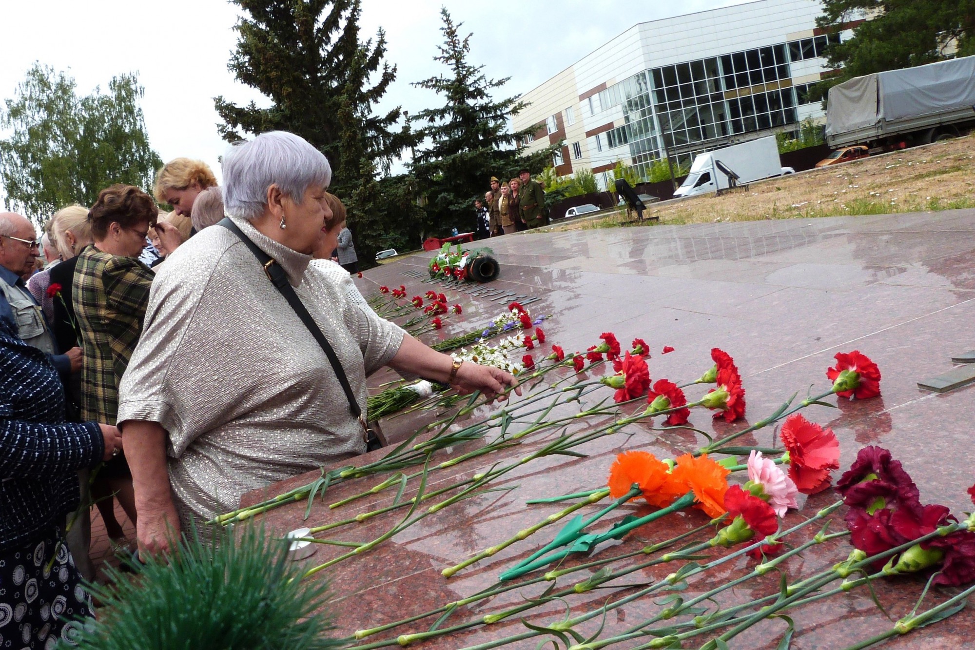 Выксунцы возложили цветы к Вечному огню