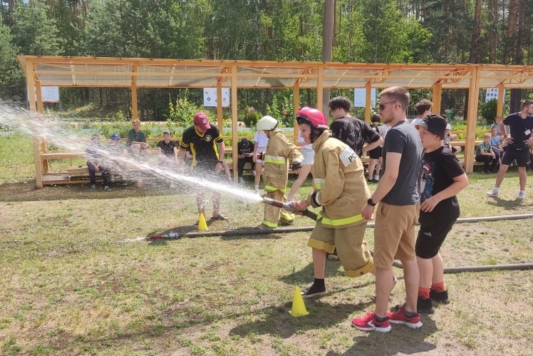 Пожарные провели эстафету для детей в «Костре»