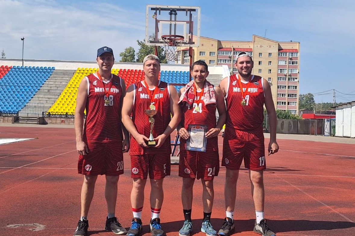 «Драгунские шквадроны» победили в стритбольном турнире ко Дню физкультурника