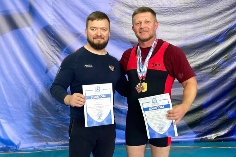 Сергей Горячев выиграл золото и бронзу на всероссийских соревнованиях по пауэрлифтингу среди ветеранов